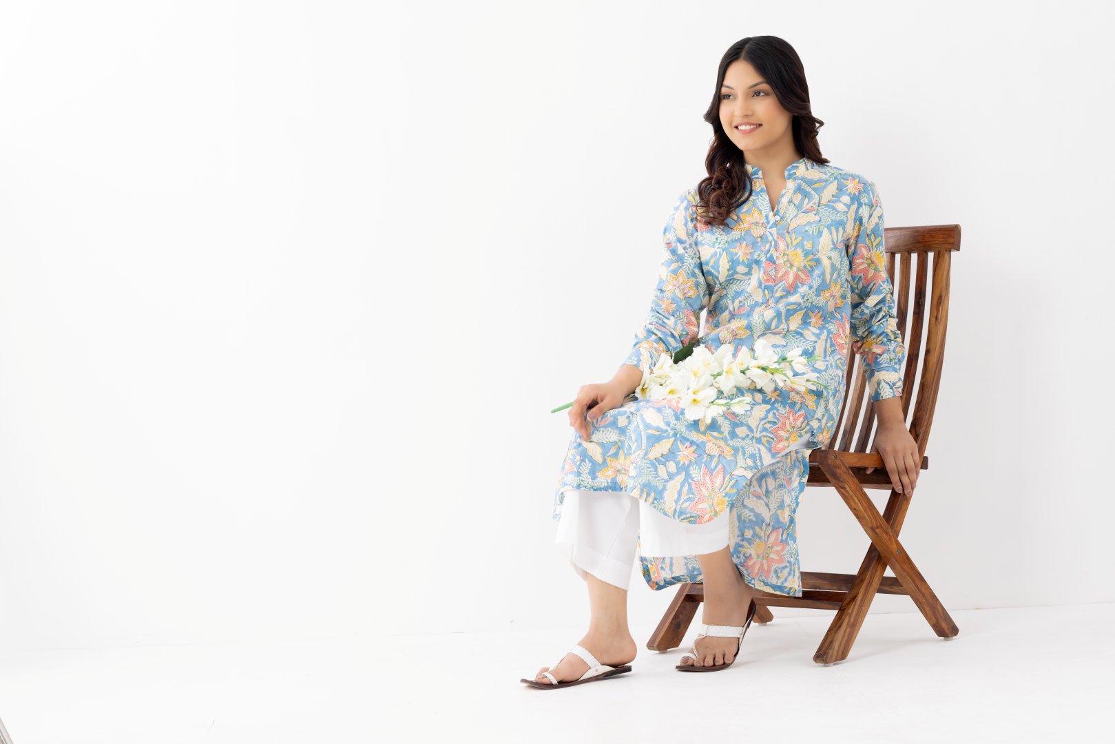 Woman wearing a pure linen cotton floral sky blue printed kurta with side pockets and mandarin collars